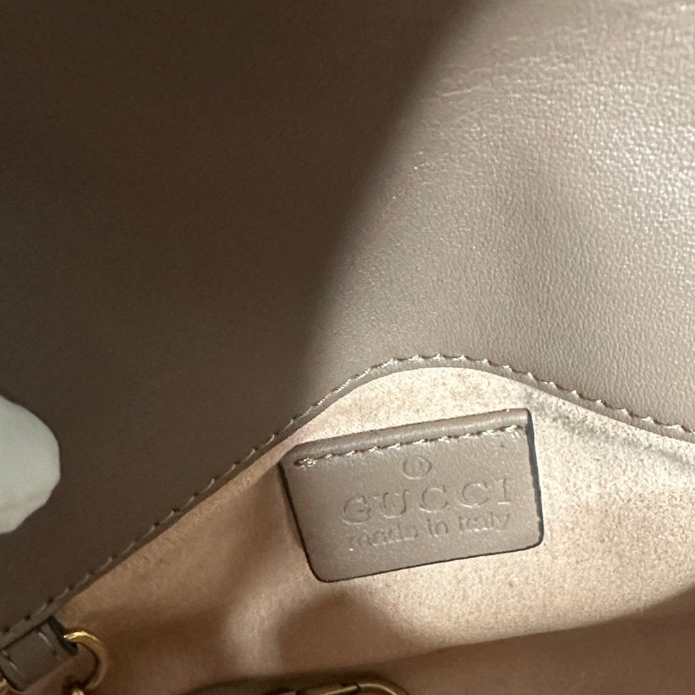 🔥🔥🔥 Gucci Women's Beige Quilted Mini Crossbody Bag with Gold Chain 🔥🔥🔥 - Picture 6 of 8